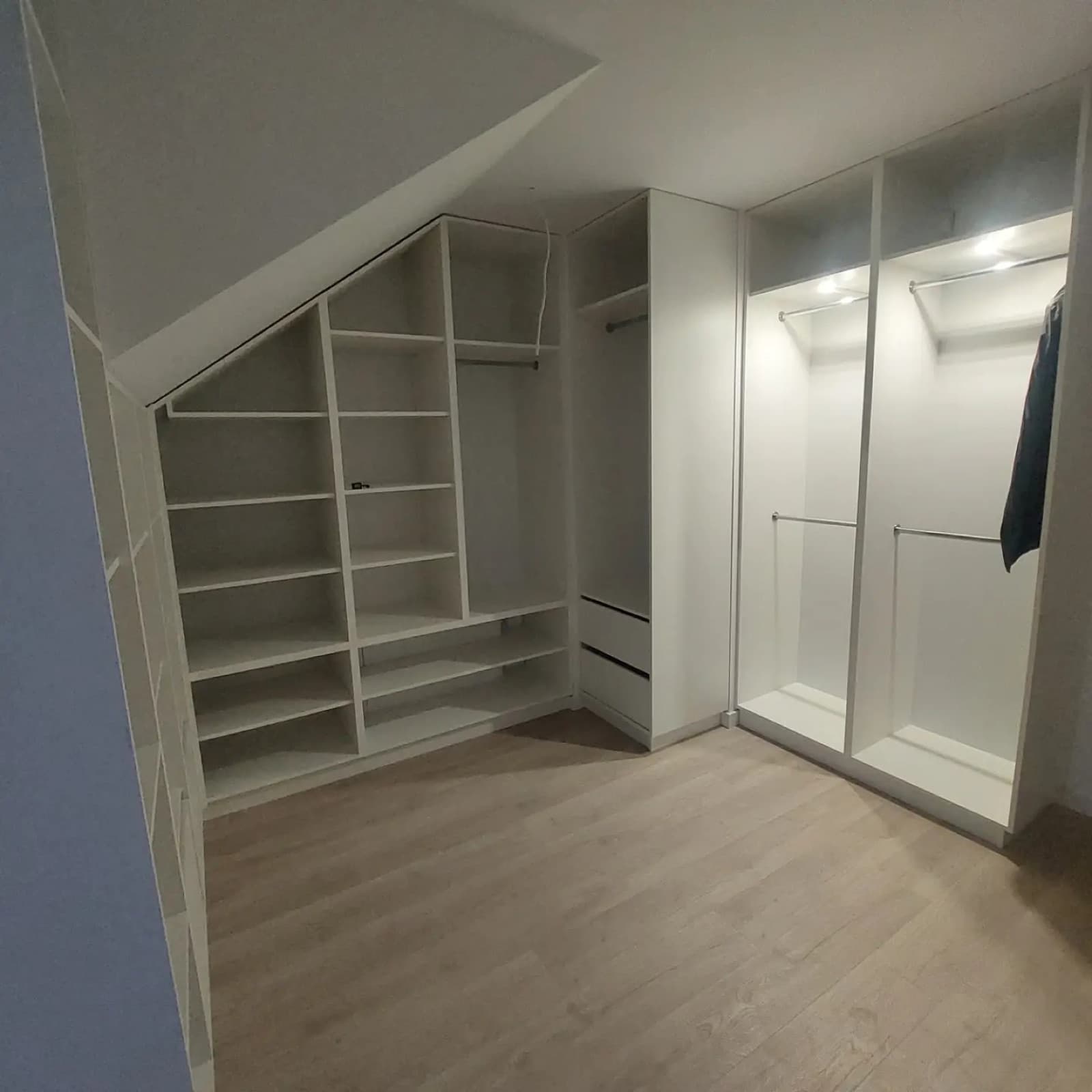 Garderoba z podświetloną częścią na wieszaki