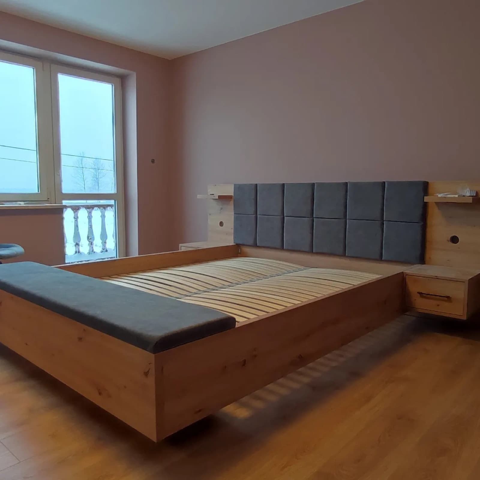 Łóżko w dekorze dębu z tapicerowanym zagłówkiem i siedziskiem